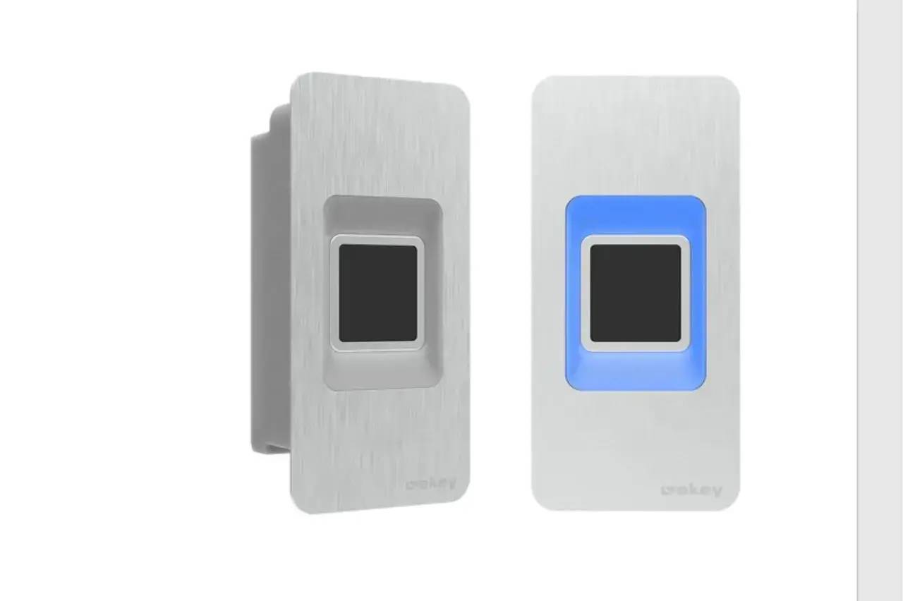 Deux lecteurs d'empreintes digitales métalliques modernes, l'un éclairé en bleu, sont présentés sur un fond blanc.