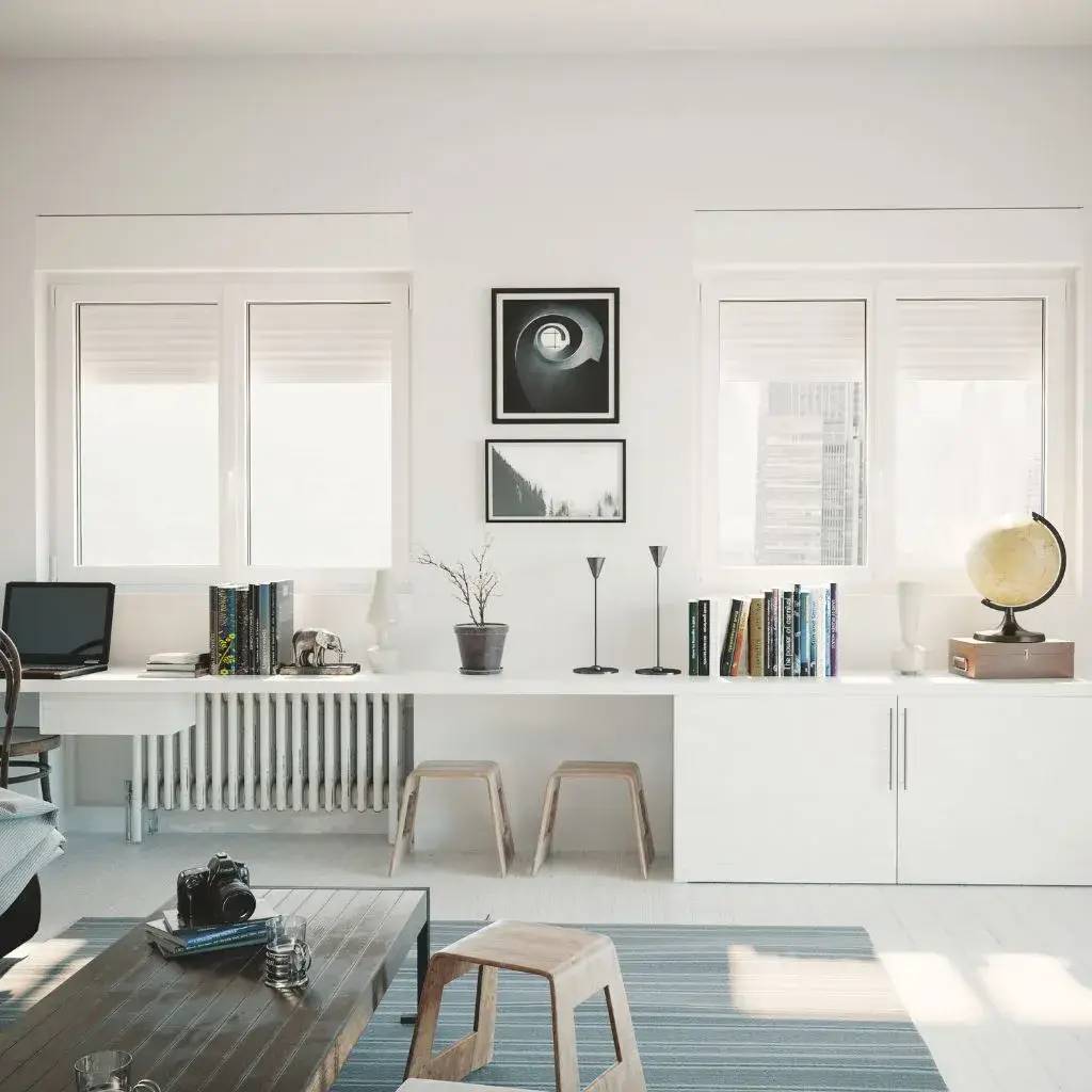 Un bureau moderne et lumineux avec des meubles blancs, des décorations simples, et une grande fenêtre offrant une vue sur la ville.