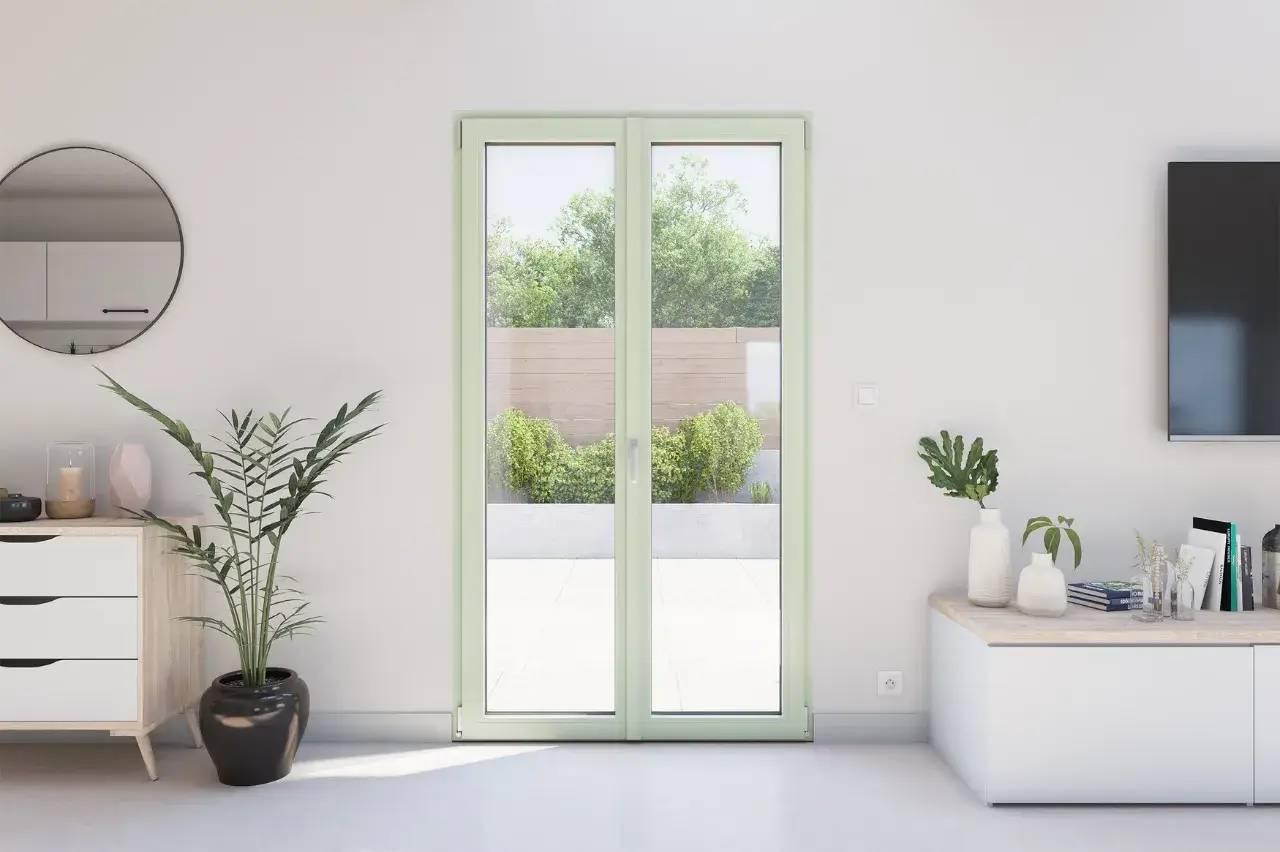 Une pièce lumineuse avec une porte-fenêtre verdâtre donnant sur un jardin, décorée de plantes et de meubles modernes.