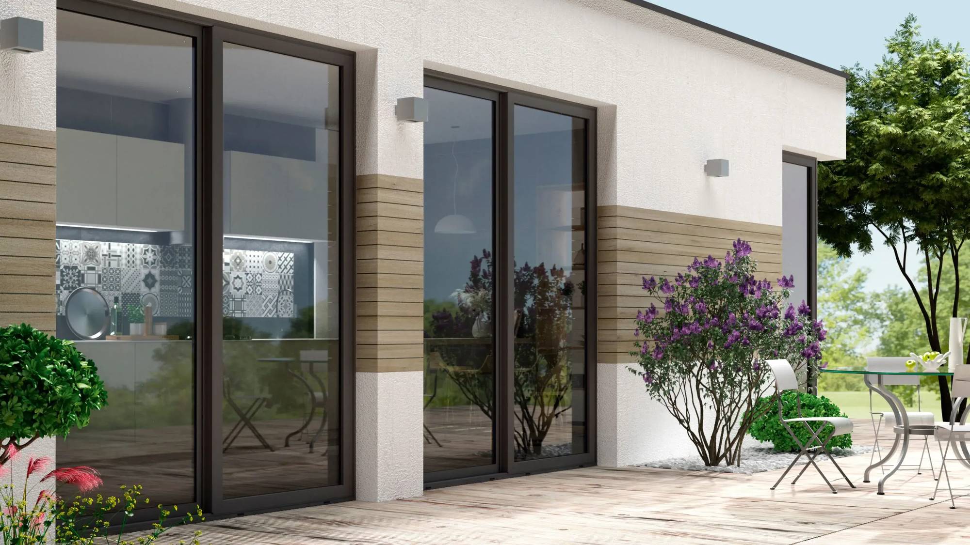 Vue extérieure moderne d'une maison avec de grandes baies vitrées, entourée de végétation verte et de fleurs violettes.