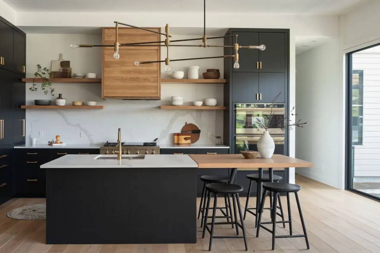 Cuisine moderne avec des armoires noires, des étagères en bois, et un îlot central avec des tabourets noirs.