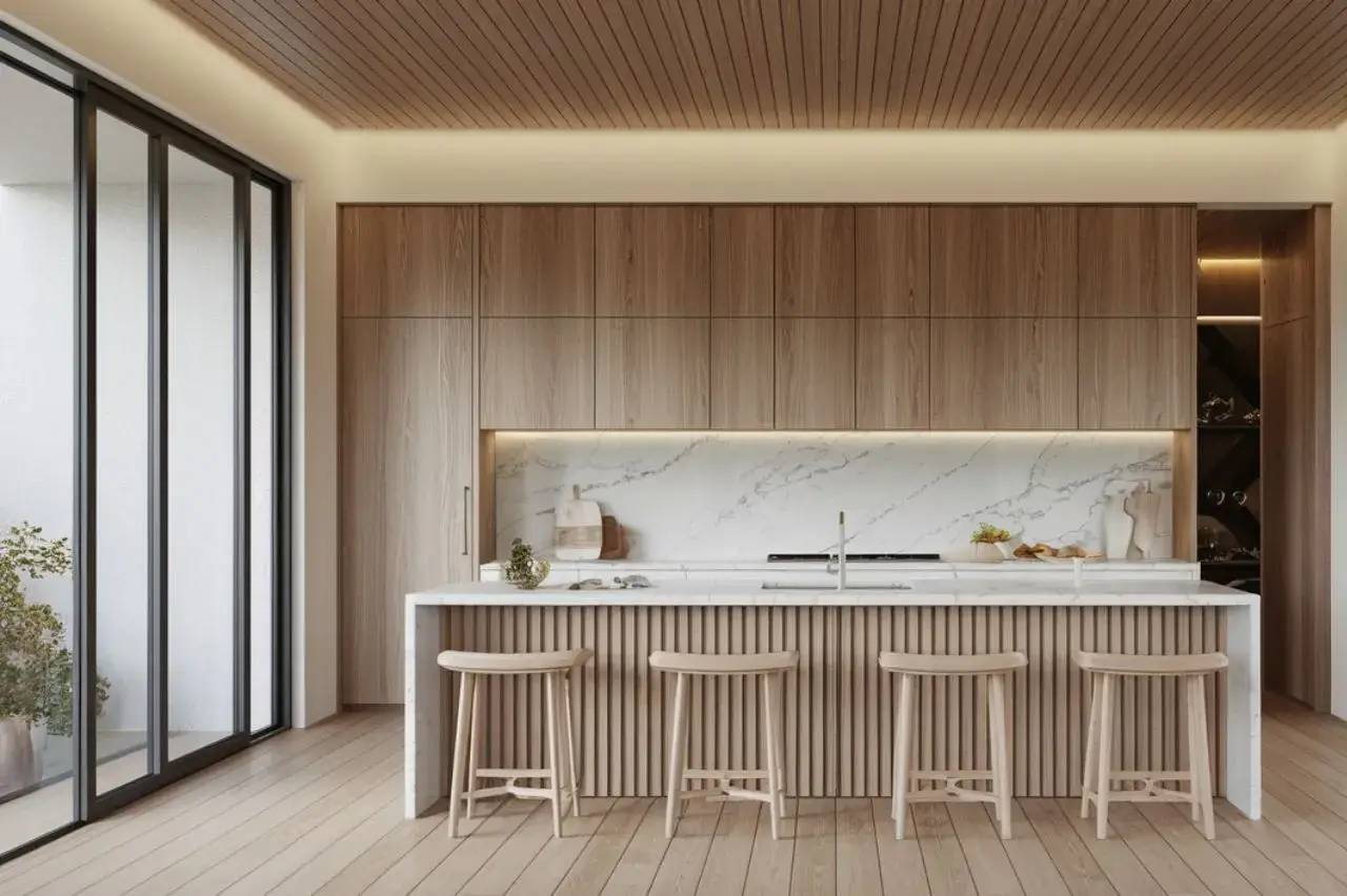 Cuisine moderne avec un îlot central élégant en bois clair, des tabourets assortis et un dosseret en marbre, baignée de