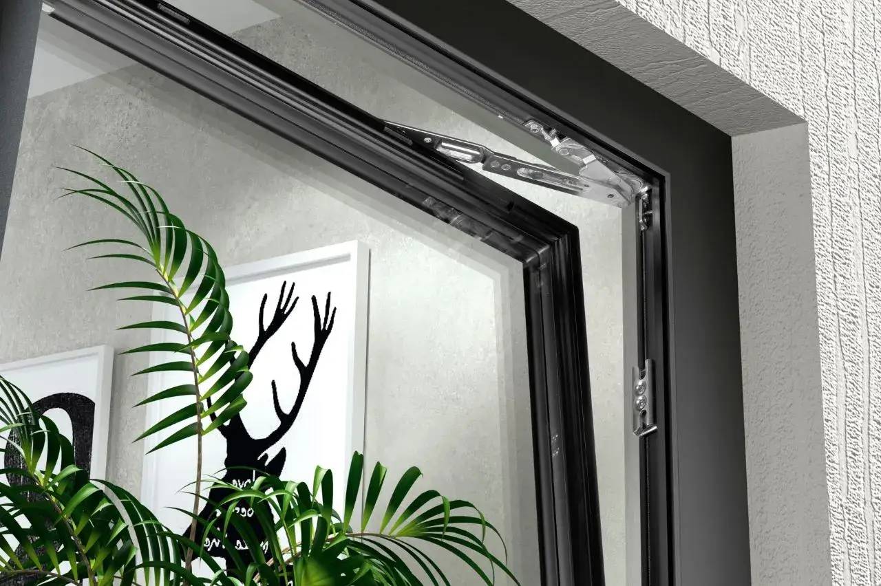 Une fenêtre noire moderne ouverte sur un mur texturé, avec une plante verte et un tableau de silhouette accrochés à l'intérieur.