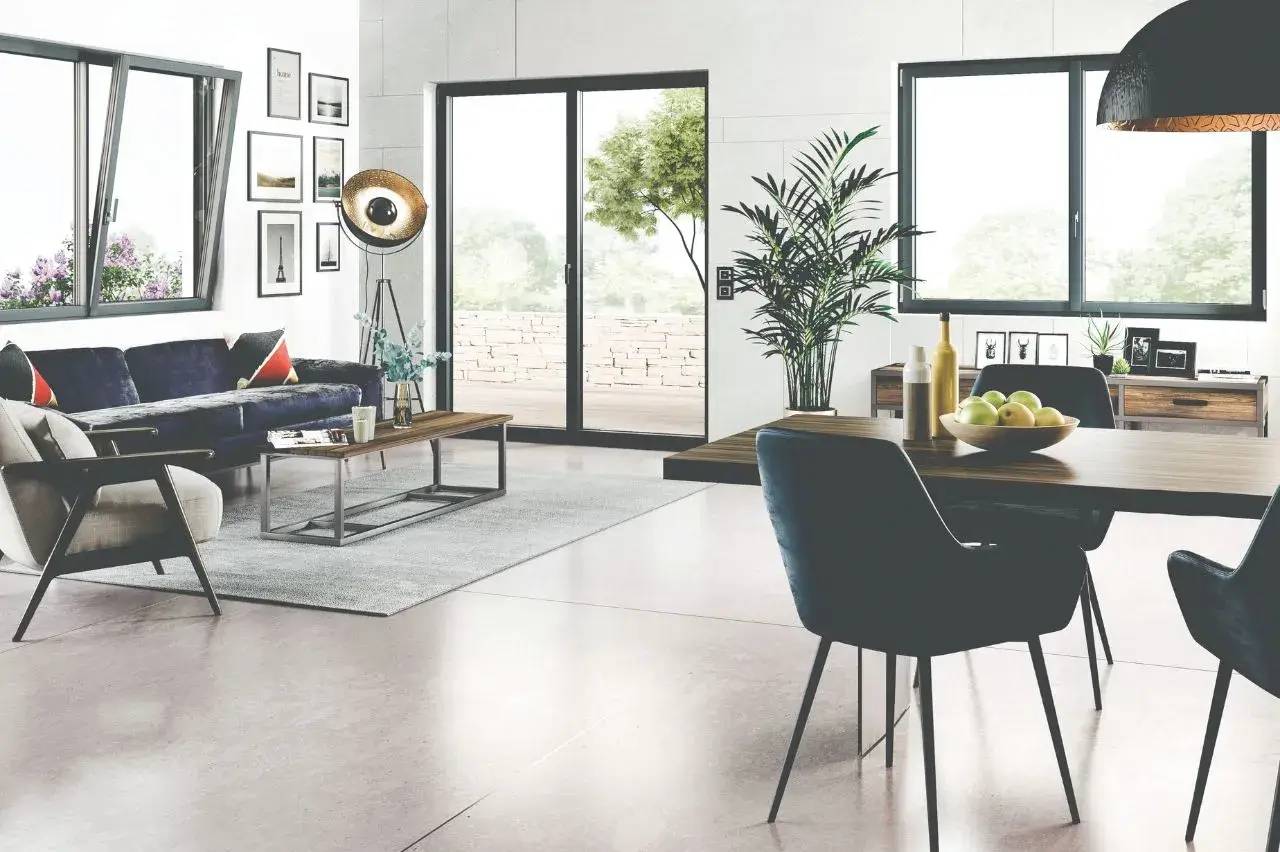 Une pièce lumineuse au design moderne, avec un salon confortable et une table à manger en bois, donnant sur une terrasse verdoyante.