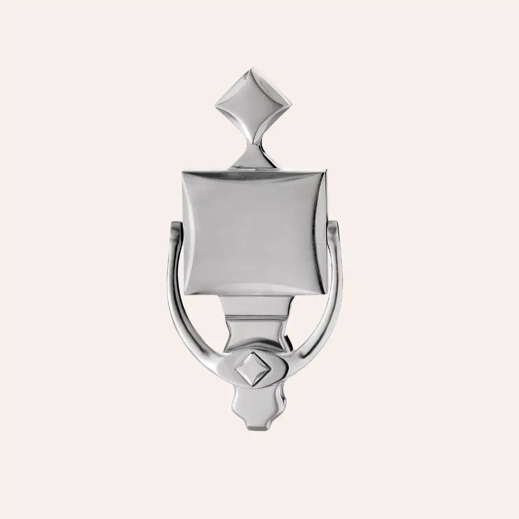 Image d'un heurtoir de porte en métal au design géométrique et moderne.