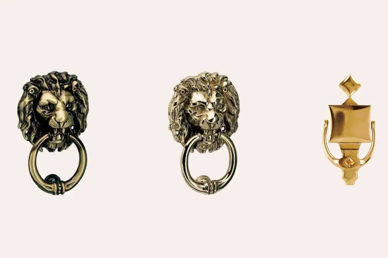 L'image montre trois heurtoirs de porte en métal doré, dont deux en forme de tête de lion avec anneau et un au design gé