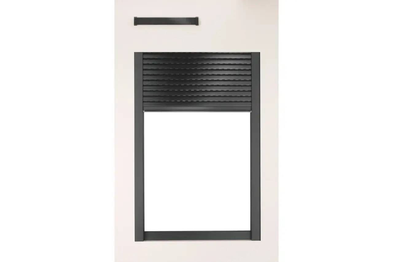 Image d'un volet roulant noir partiellement ouvert sur un cadre blanc.