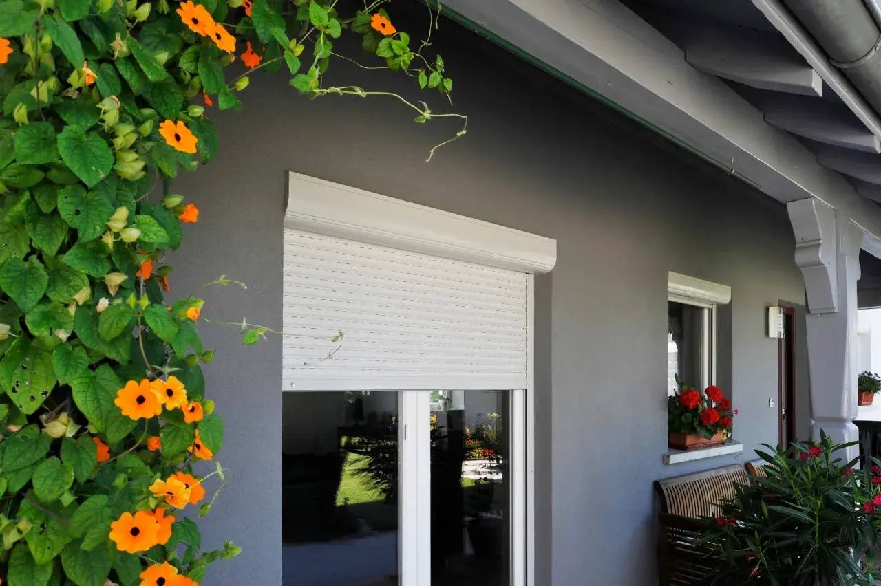 Ma réponse doit être courte, descriptive, et ne doit contenir qu\'une phrase :';

La façade d'une maison grise est ornée de