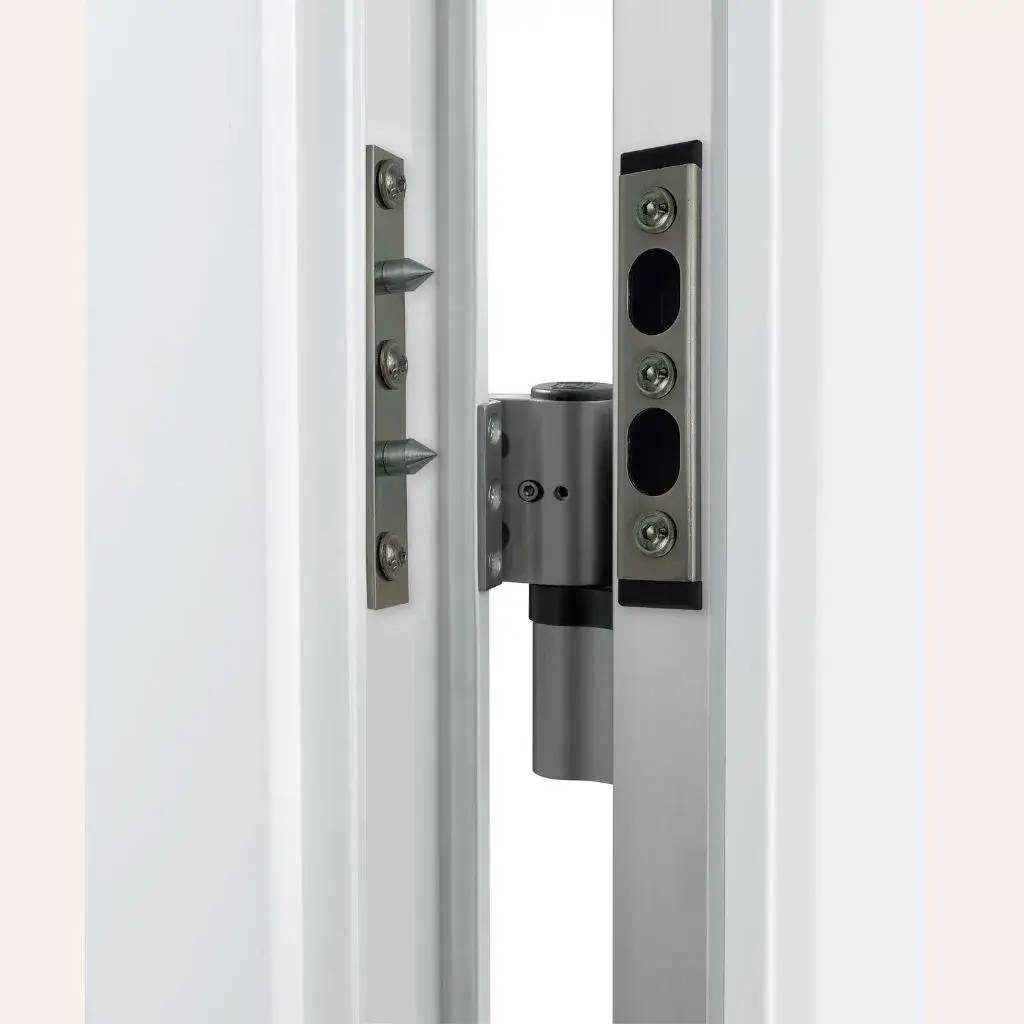 Vue rapprochée d'une serrure de sécurité métallique sur une porte blanche.