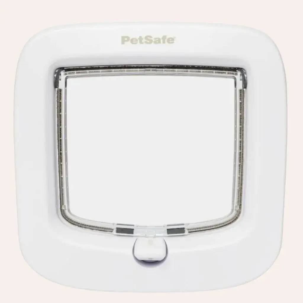Une chatière blanche de la marque PetSafe, offrant un passage sécurisé pour les animaux domestiques.