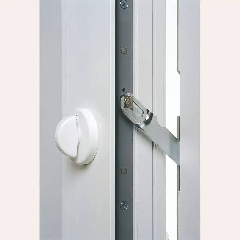 Cette image montre un mécanisme de verrouillage de fenêtre en métal avec une poignée blanche.