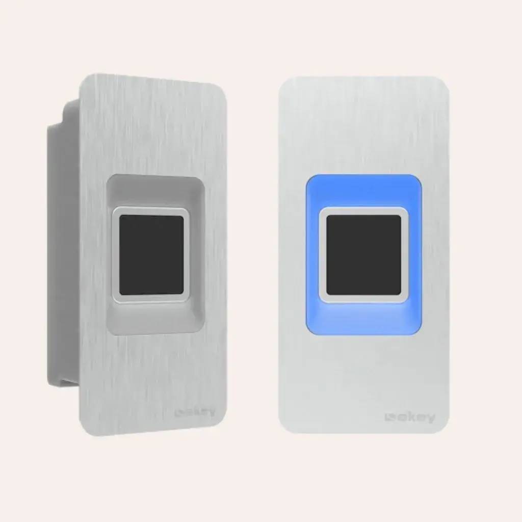 Deux lecteurs d'empreintes digitales au design moderne, l'un éteint et l'autre illuminé en bleu, sur fond clair.