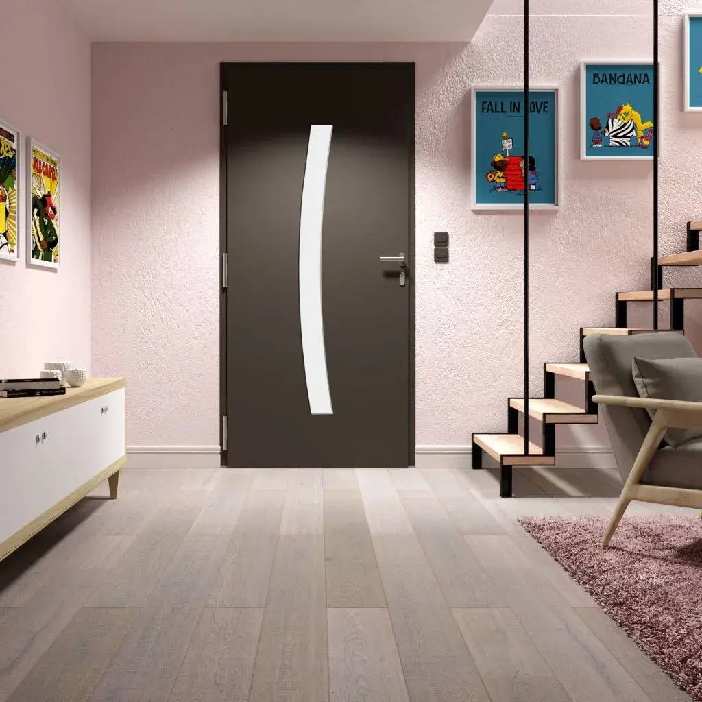 Un intérieur moderne avec un sol en bois clair, des murs roses ornés d'affiches, et un escalier minimaliste à côté d'une porte