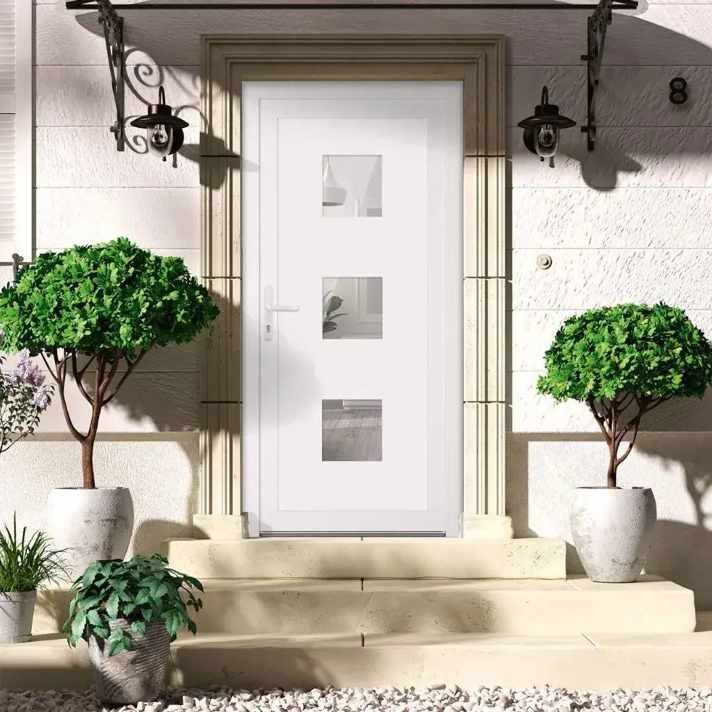 La porte d'entrée blanche moderne avec trois fenêtres carrées est encadrée de deux arbustes symétriques en pots, située sur un perron