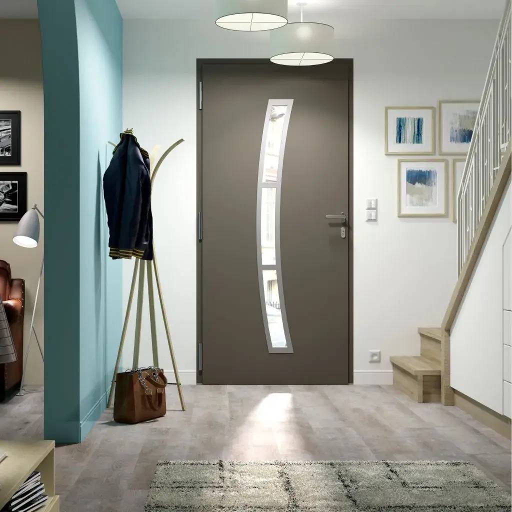 Un hall d'entrée moderne avec une porte grise au design épuré, des murs décorés d'œuvres d'art et un porte-manteau