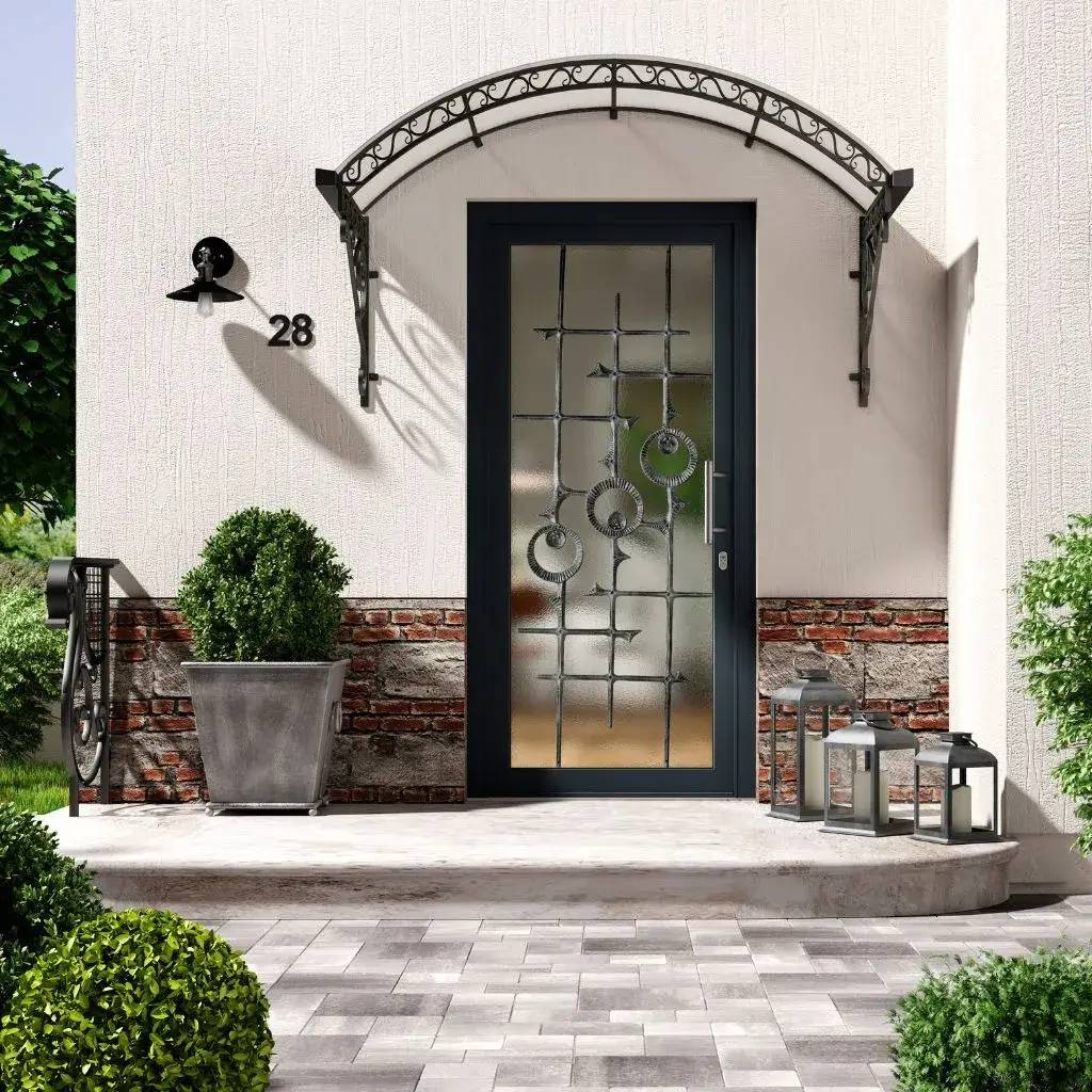 Entrée moderne avec une porte vitrée ornée de motifs géométriques, encadrée par une marquise en fer forgé et des décor