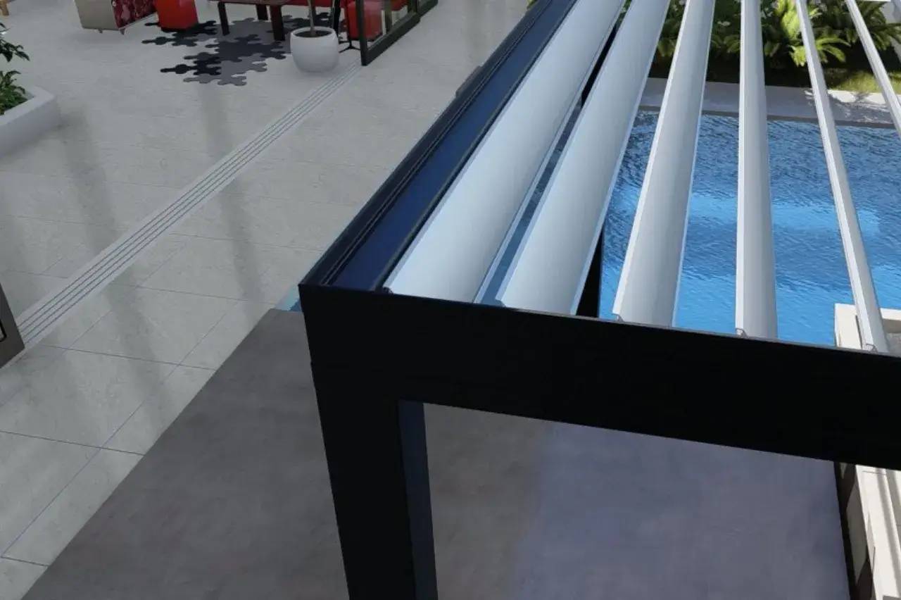Vue d'une pergola moderne avec des lames orientables, située à côté d'une piscine et d'un espace intérieur élégant.