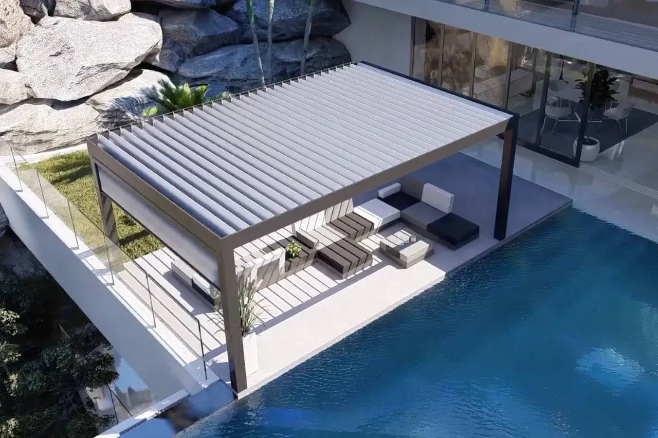 Une terrasse moderne avec une pergola ombragée, donnant sur une piscine élégante et bordée de rochers.