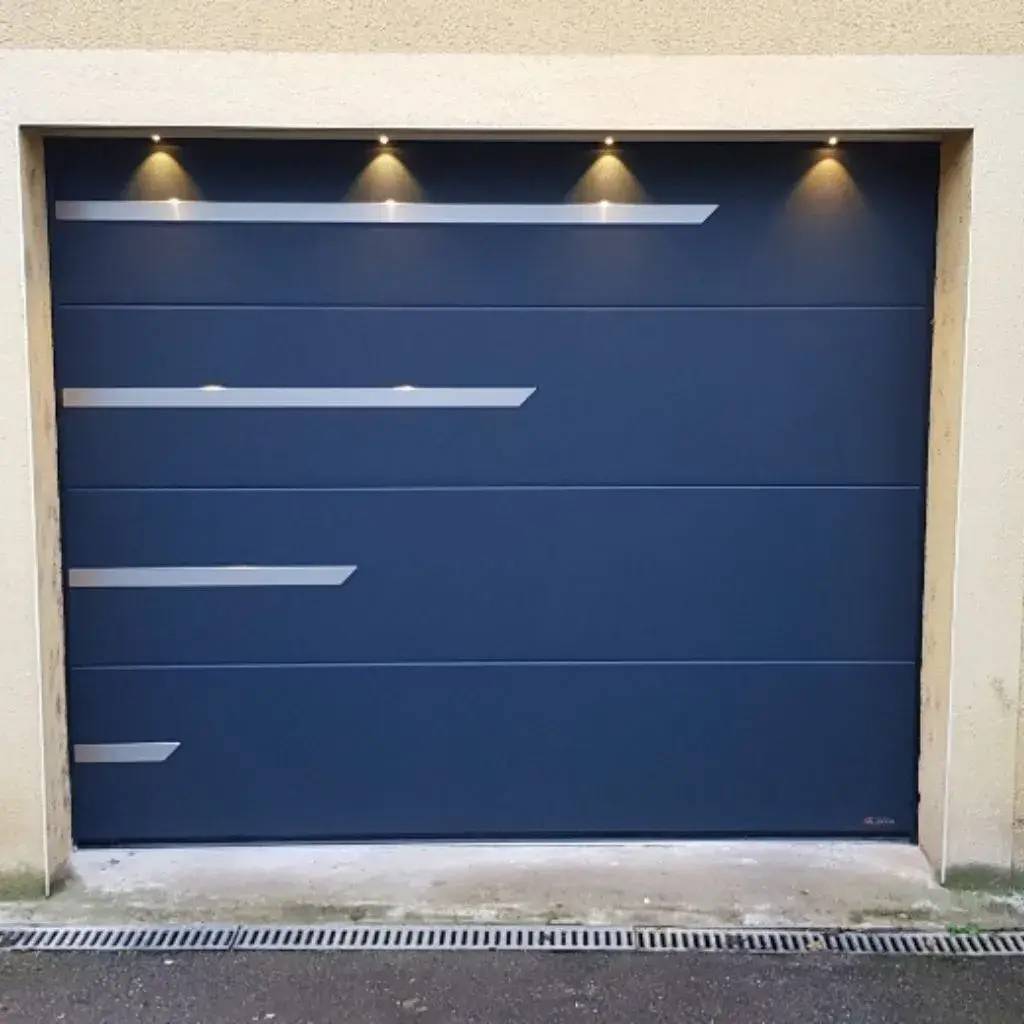 Une porte de garage moderne bleue avec des motifs géométriques et un éclairage encastré.