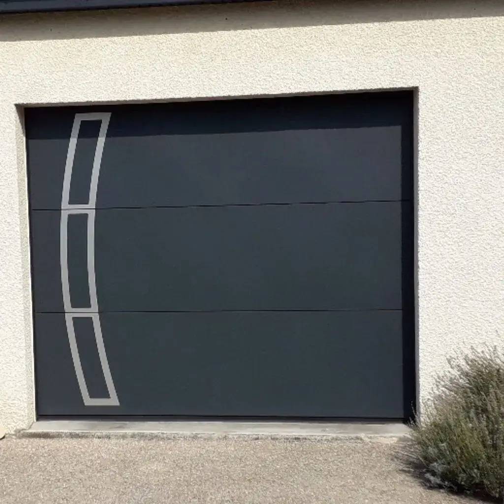 Porte de garage sectionnelle moderne et élégante avec un motif courbé sur fond sombre.