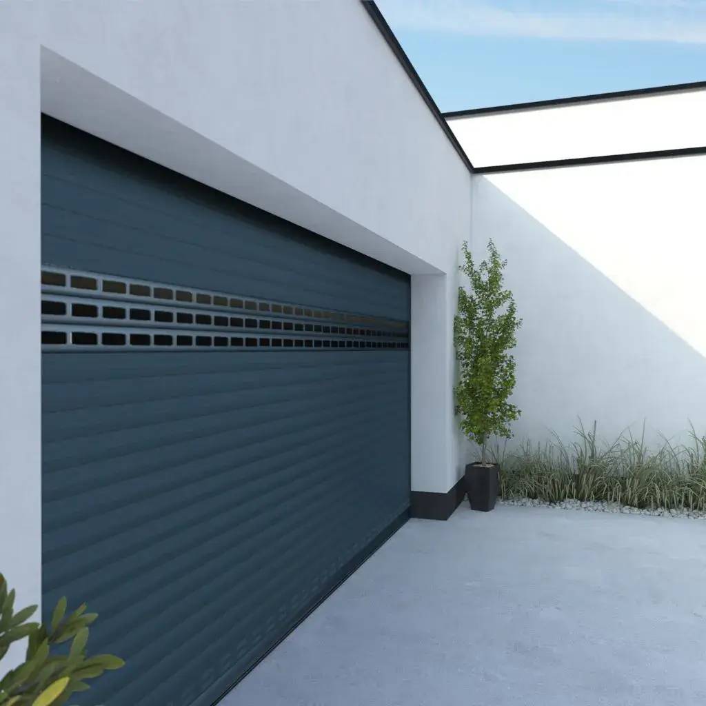 Une porte de garage moderne en métal bleu, ornée de motifs rectangulaires, située à côté de plantes décoratives devant une maison blanche.