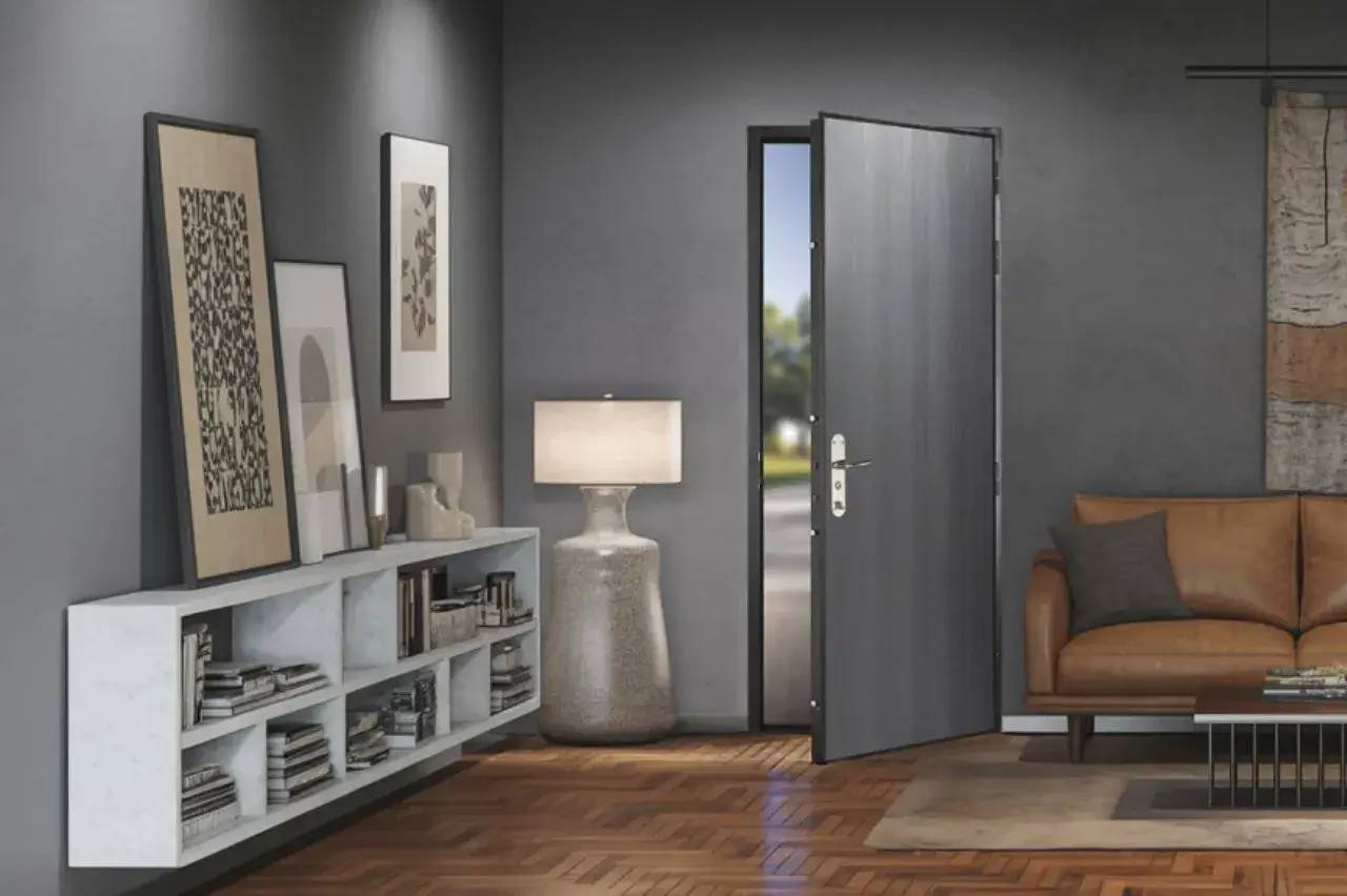 Un intérieur moderne et minimaliste avec une porte d'entrée ouverte, révélant un espace accueillant avec un canapé en cuir, une lampe élégante et