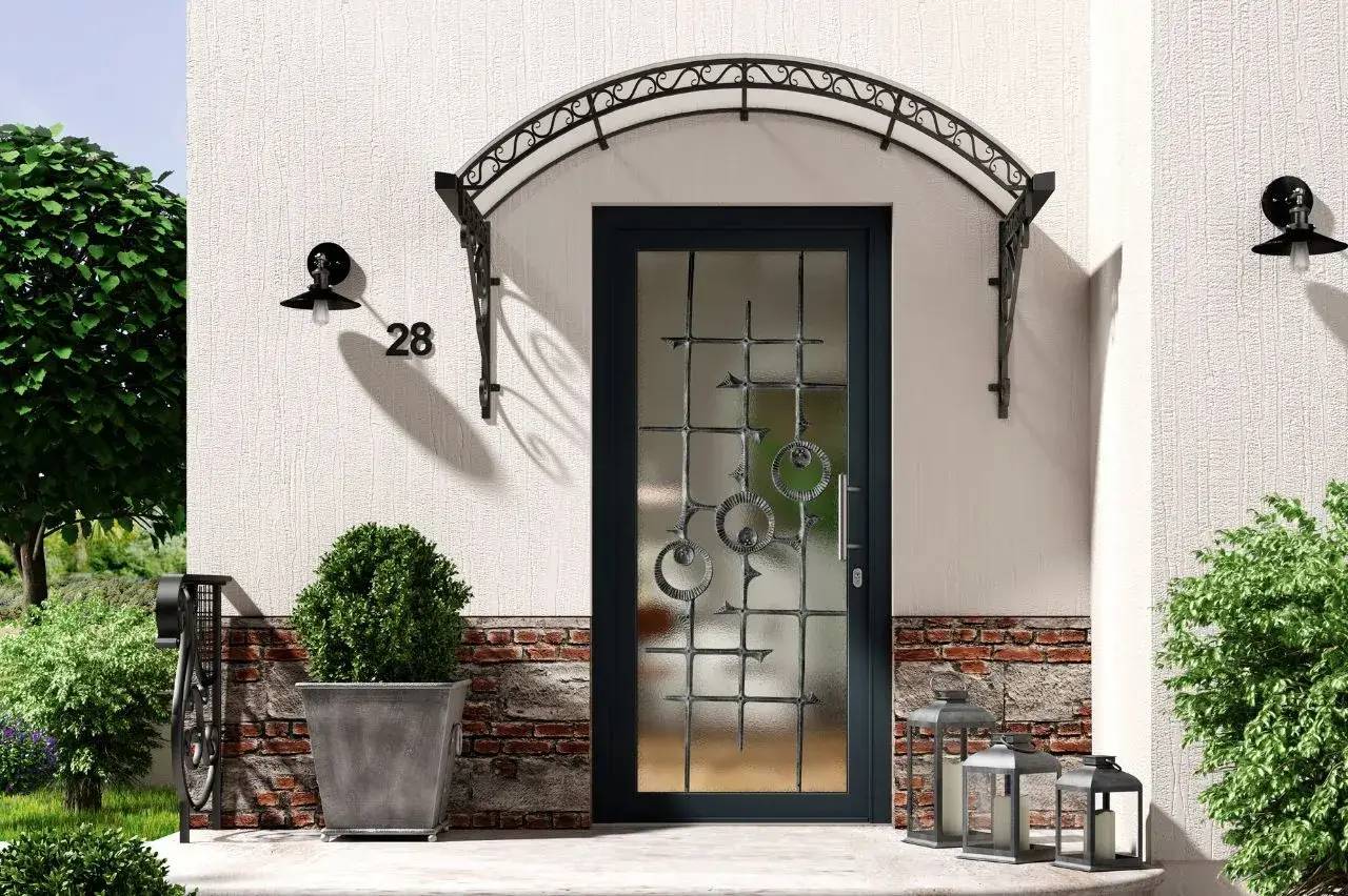 Entrée moderne et élégante avec une porte vitrée ornée de motifs géométriques, encadrée par des appliques murales et un