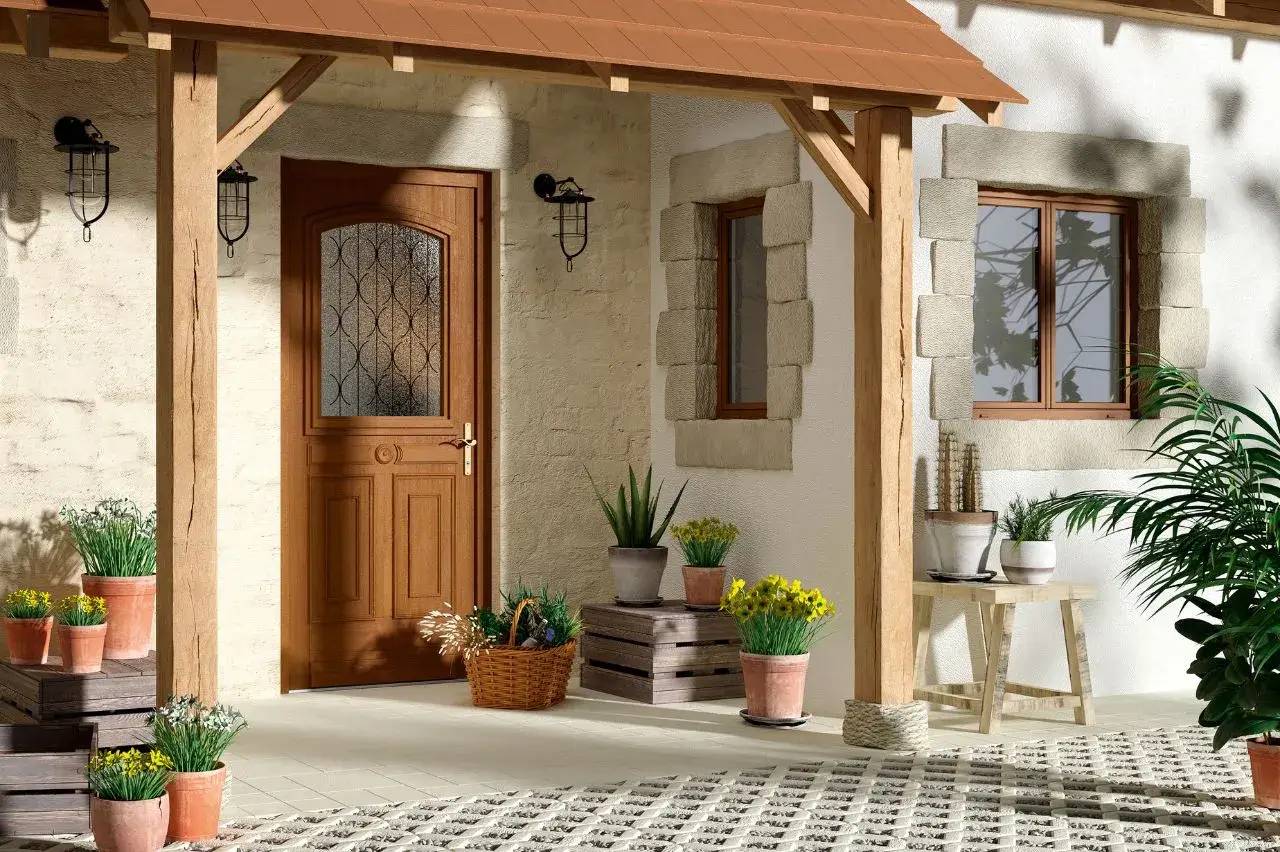 Une entrée ensoleillée avec une porte en bois, entourée de plantes en pot et protégée par un auvent en bois.