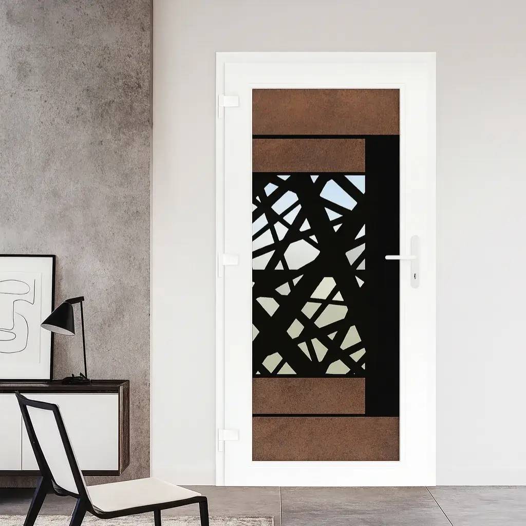 Une porte blanche moderne avec un motif géométrique noir et brun, située dans un intérieur élégant et minimaliste.