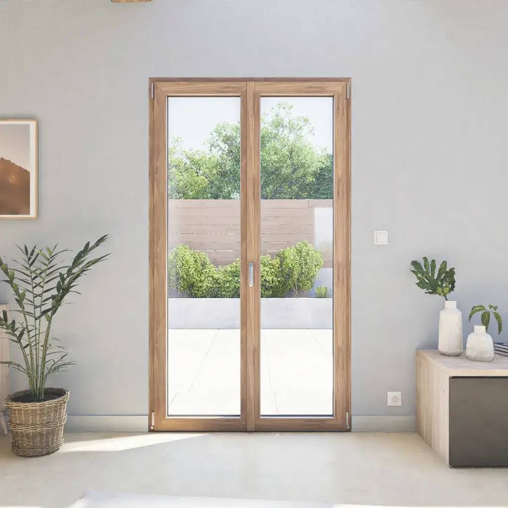 Une porte-fenêtre en bois s'ouvre sur un jardin verdoyant, entourée de plantes d'intérieur dans un espace lumineux.