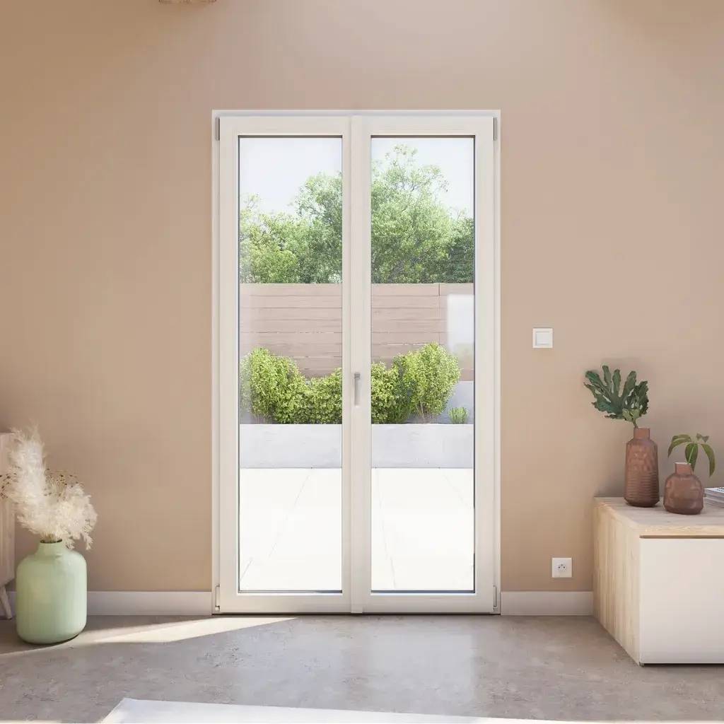 Une porte-fenêtre blanche s'ouvre sur un jardin avec des haies taillées et une clôture en bois, laissant entrer la lumière naturelle