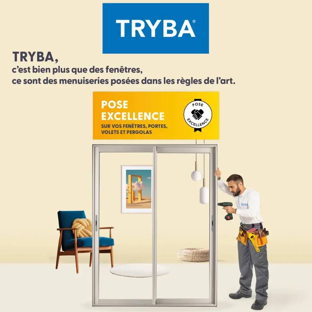 Un installateur Tryba monte une baie vitrée sous le slogan "Pose Excellence" dans un intérieur moderne avec une chaise bleue et une décoration ép