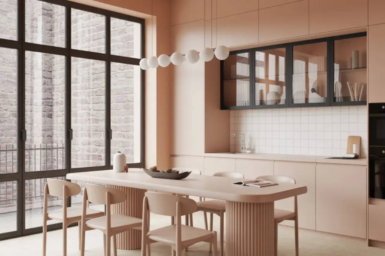 Une cuisine moderne et épurée aux tons beiges avec une grande table et des chaises assorties, éclairée par de larges fenêtres vitrées