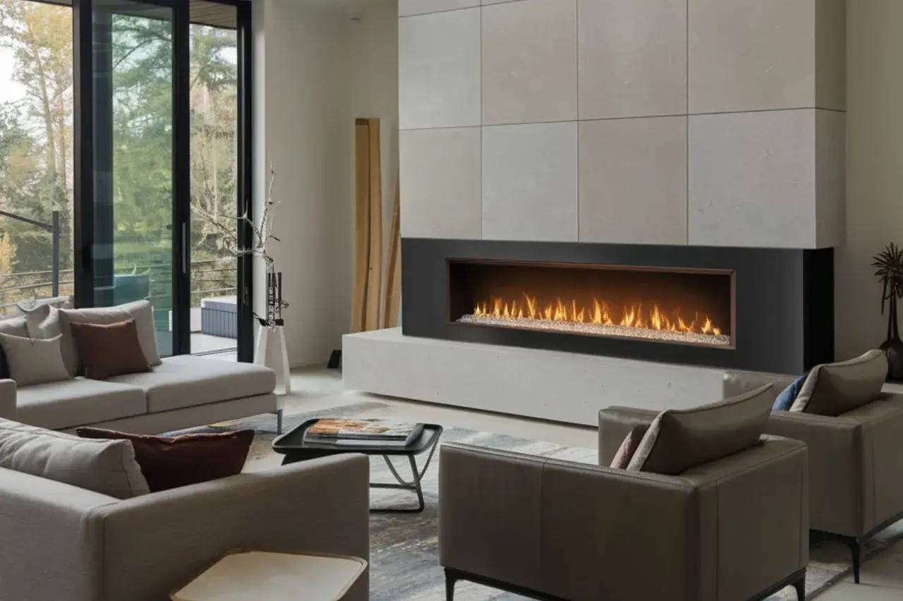 Un salon moderne avec une grande cheminée contemporaine, entouré de canapés et baigné de lumière naturelle.