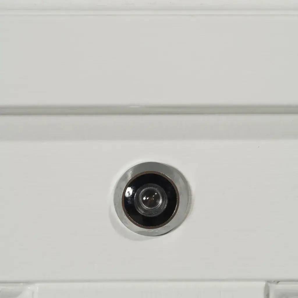 Une lentille de judas est intégrée dans une porte blanche.