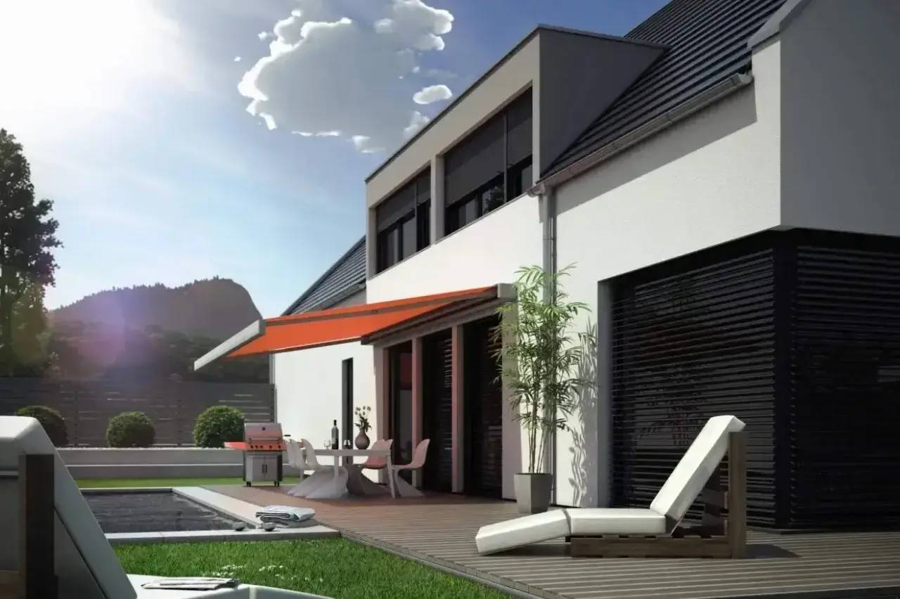 Vue d'une maison moderne avec terrasse en bois, piscine, et jardin paysager sous un ciel ensoleillé.