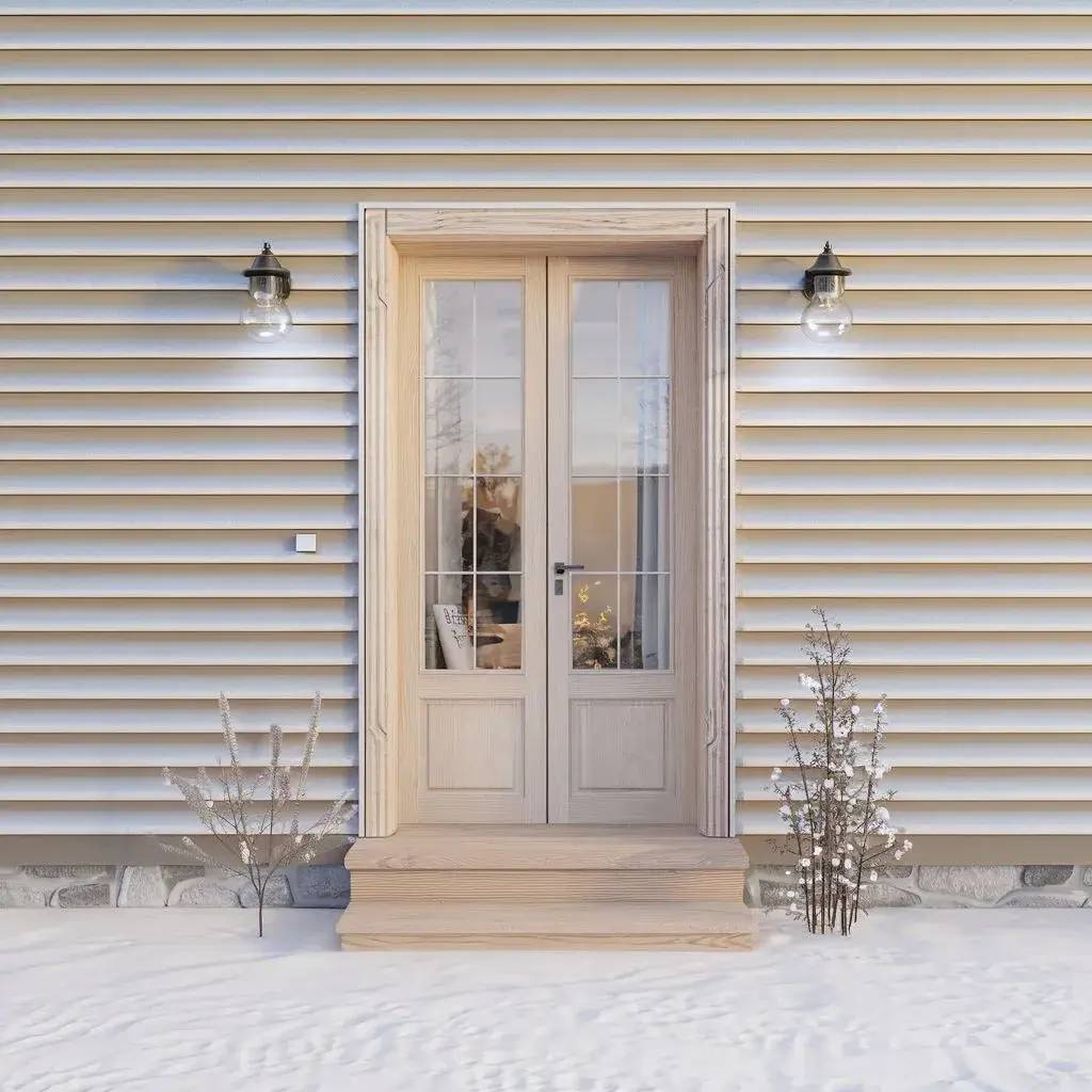 Une porte en bois à double battant, encadrée par deux lanternes, s'ouvre sur un extérieur enneigé avec un revêtement