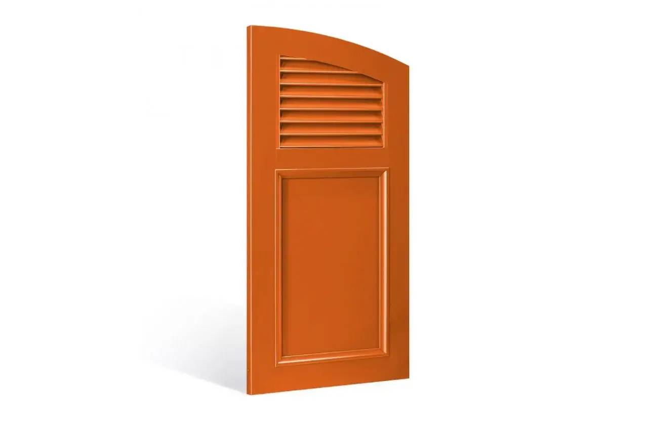 Une porte orange avec des persiennes en haut et un panneau décoratif en bas.