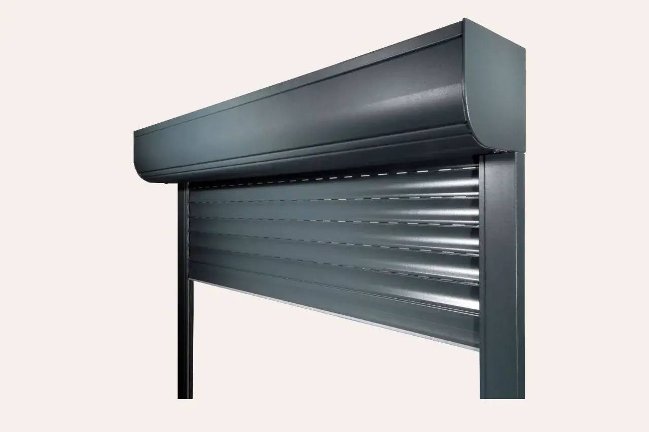 Un volet roulant métallique gris foncé avec un design moderne et épuré.