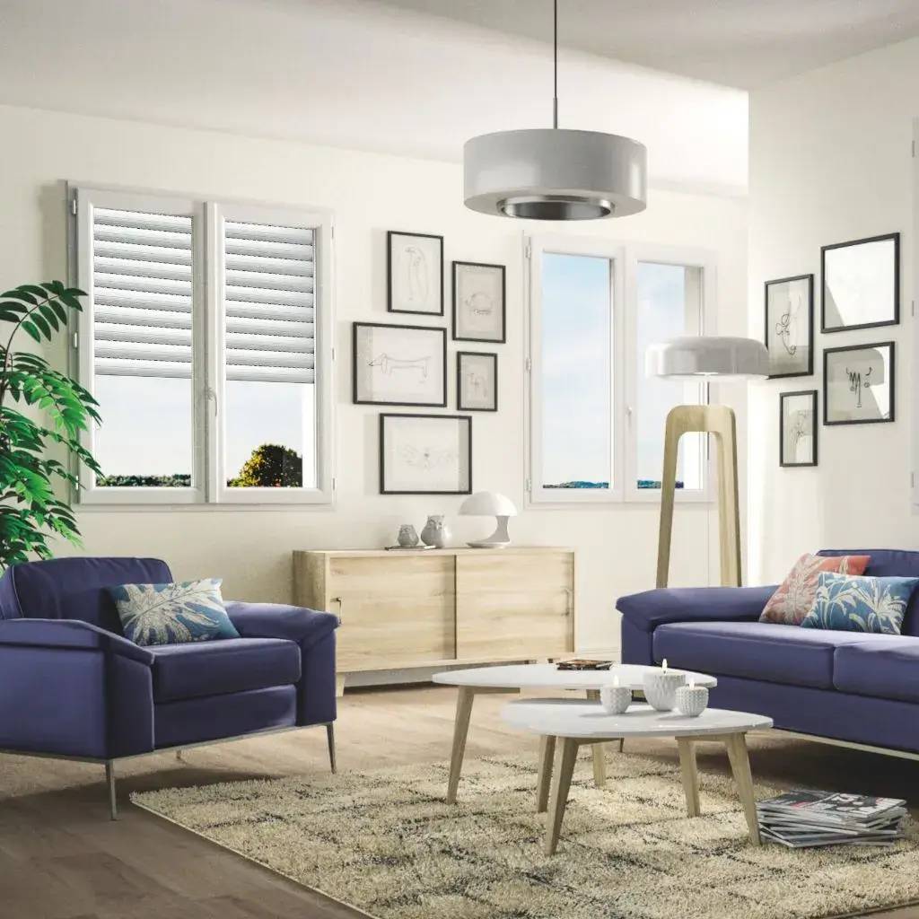 Un salon moderne et lumineux avec des meubles en bois clair, des canapés bleus et des œuvres d'art minimalistes accrochées aux murs