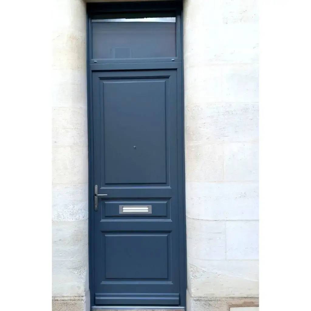 Portail bleu moderne avec hublot supérieur et boîte aux lettres intégrée.