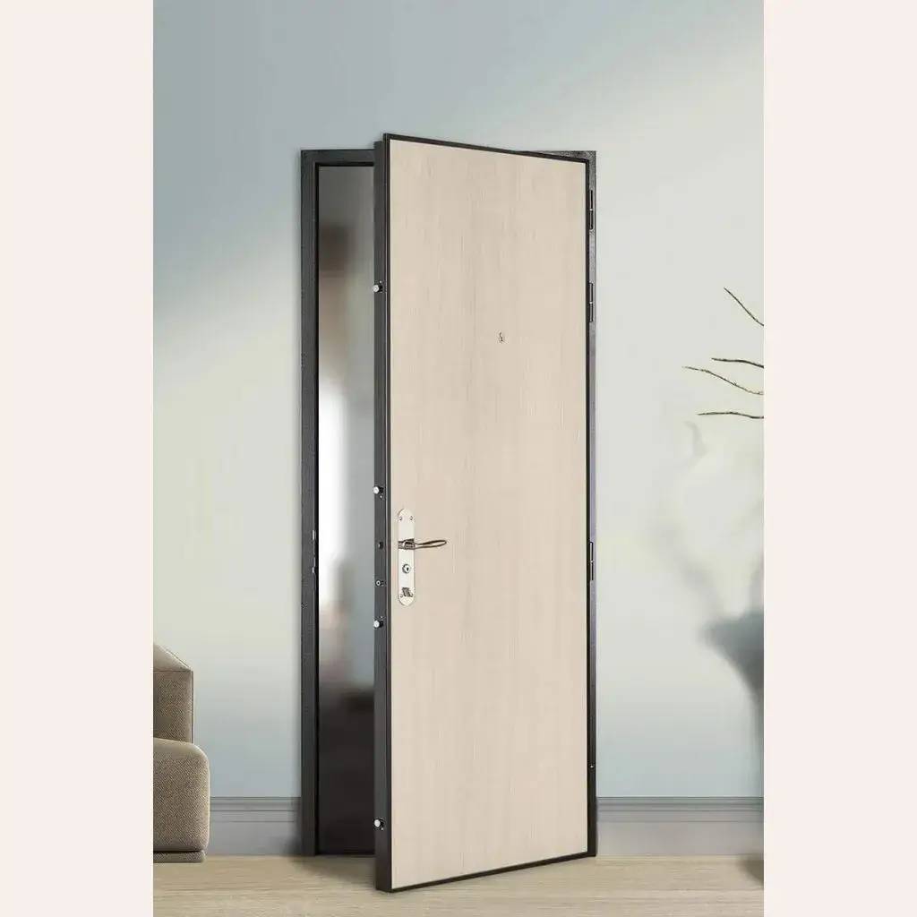 Une porte d'entrée moderne en bois clair avec un cadre foncé et une poignée argentée, légèrement entrouverte dans un intérieur contemporain.