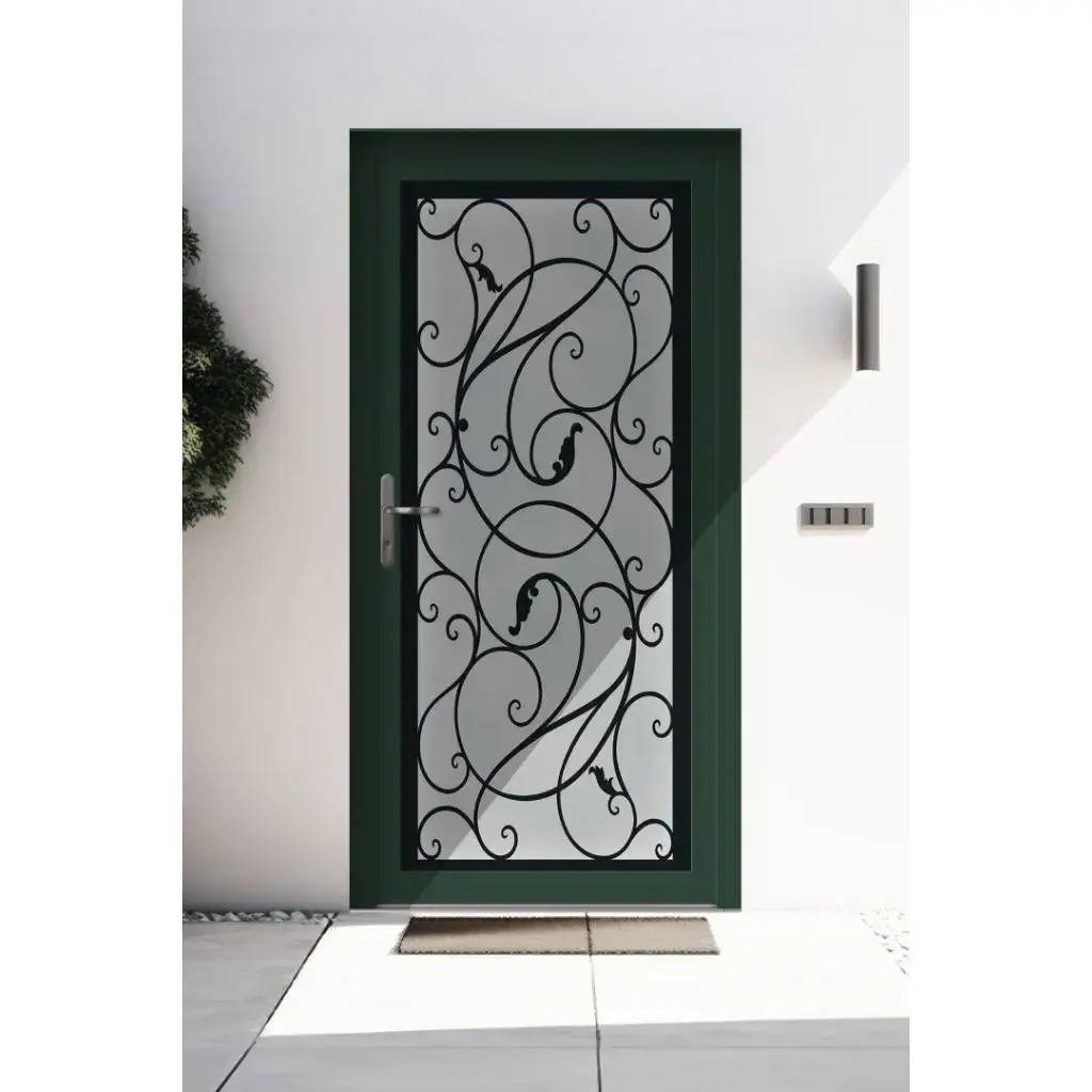 Porte en verre avec cadre sombre, ornée de motifs en fer forgé, située dans une entrée moderne et lumineuse.