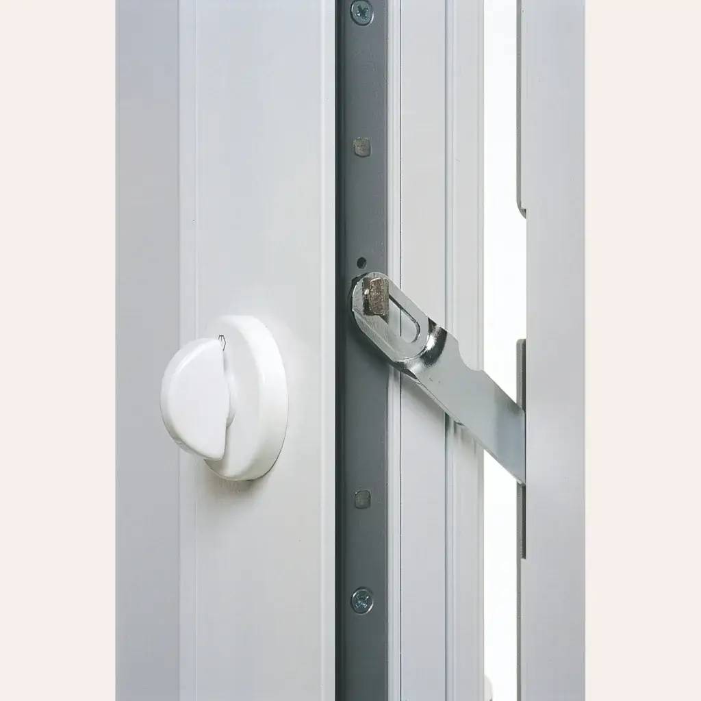 Gros plan sur un verrou de sécurité moderne installé sur une porte ou une fenêtre blanche.