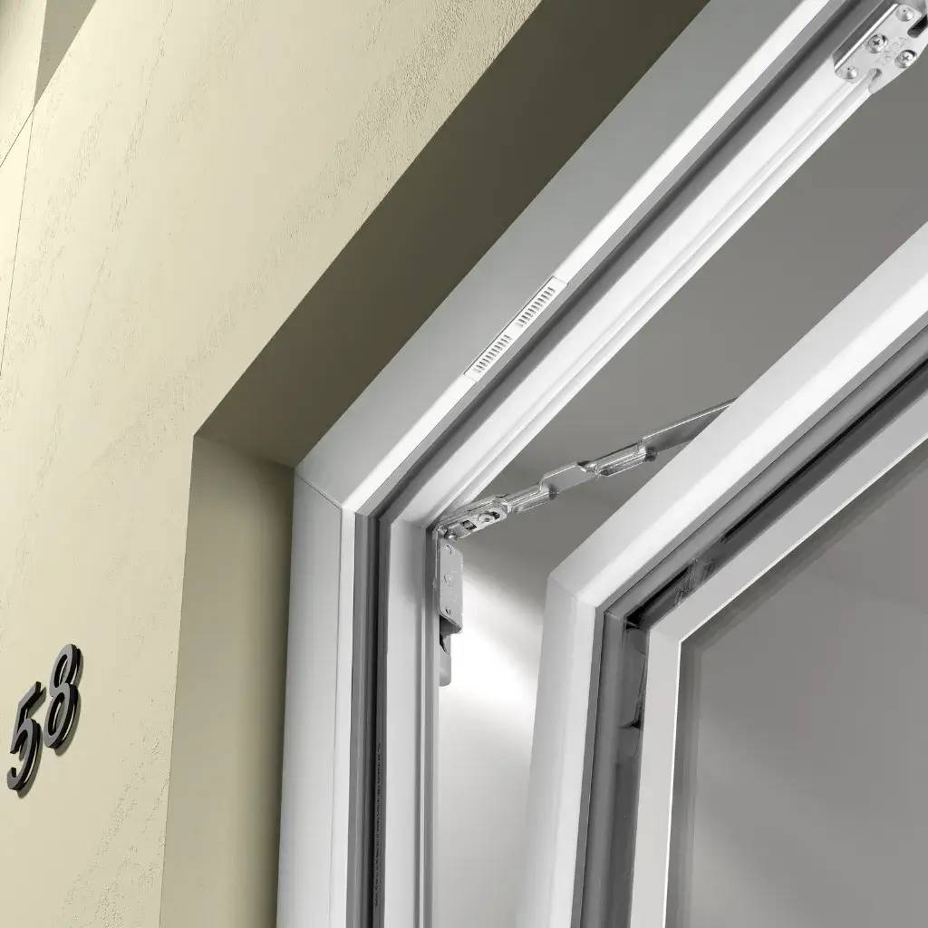 Gros plan sur une fenêtre ouverte en PVC blanc intégrée dans un mur beige avec le numéro 58 visible.