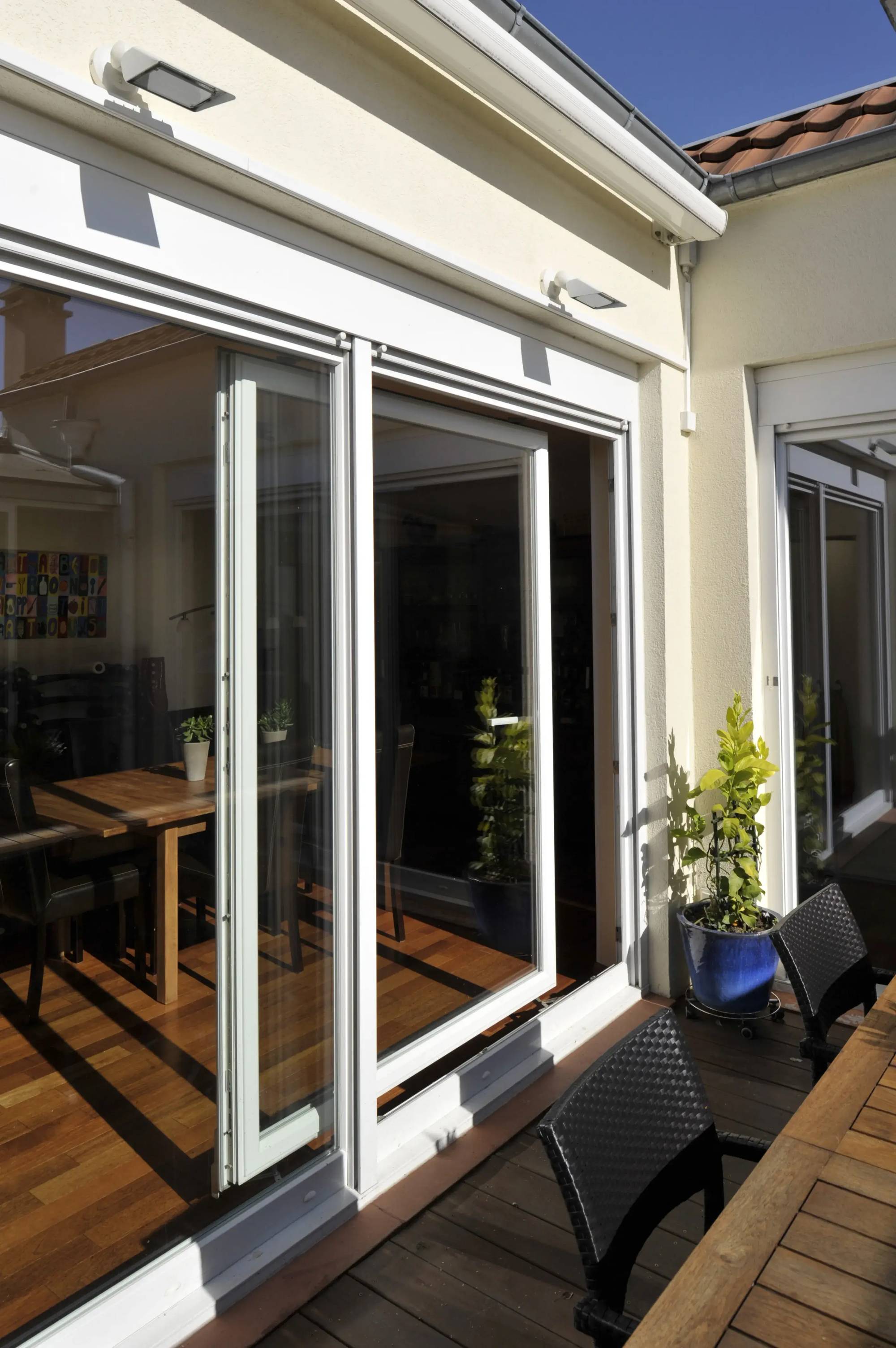 fenetre_coulissante_sur_une_terrasse.webp
