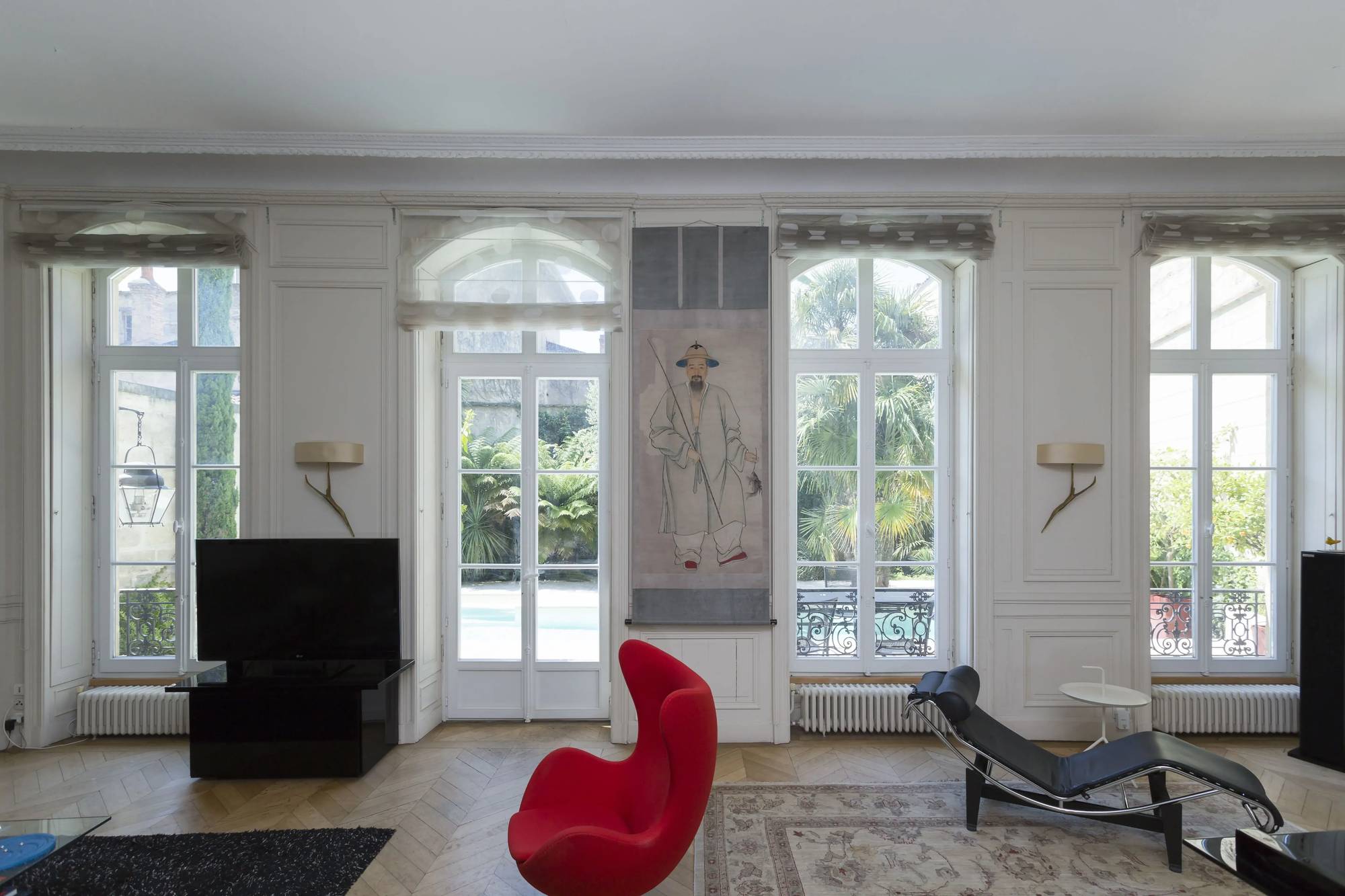 Portes_fenetres_en_bois_blanc_salon_vue_interieur.webp