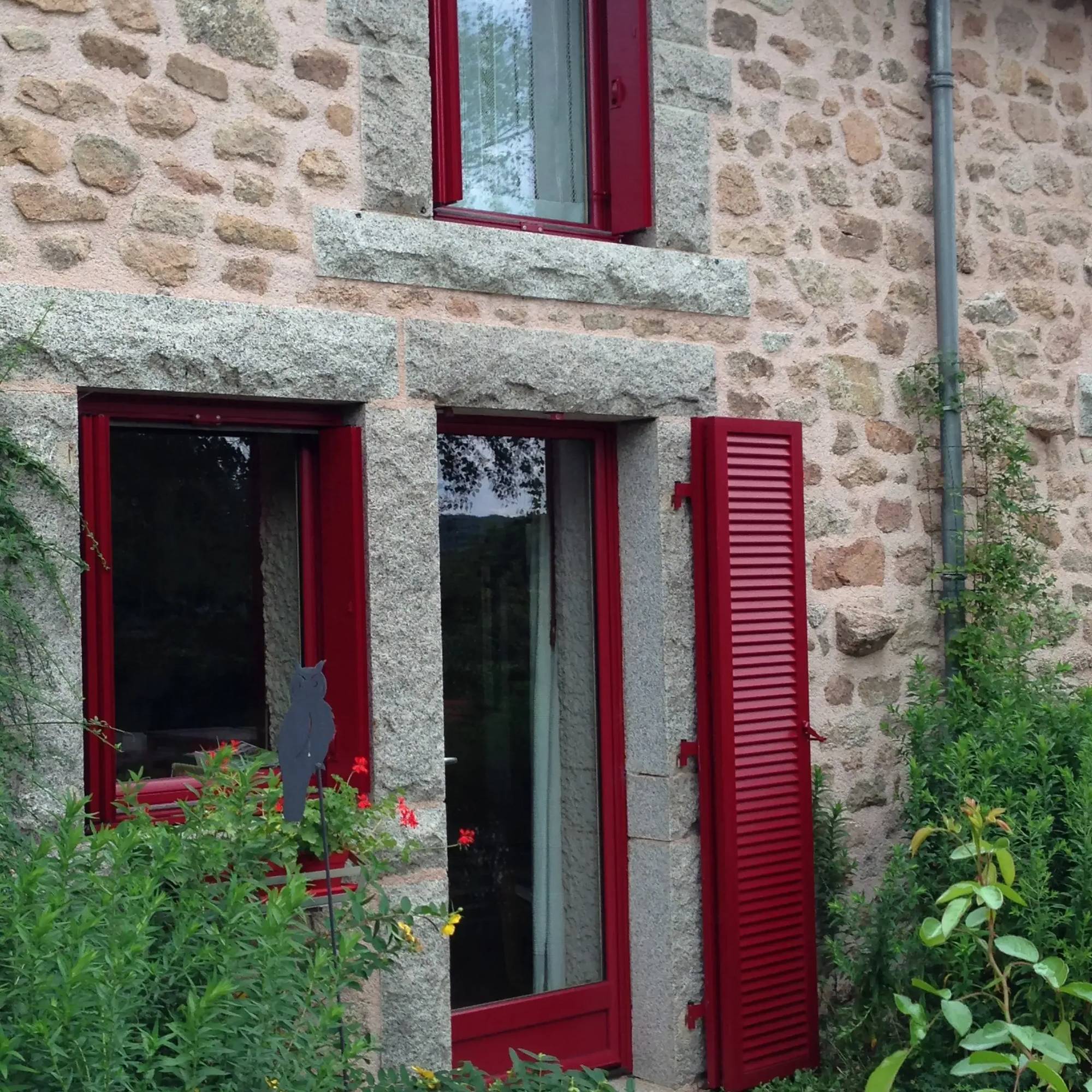 volet_battant_rouge_bordeau_maison_pierre_1_695f7876277db