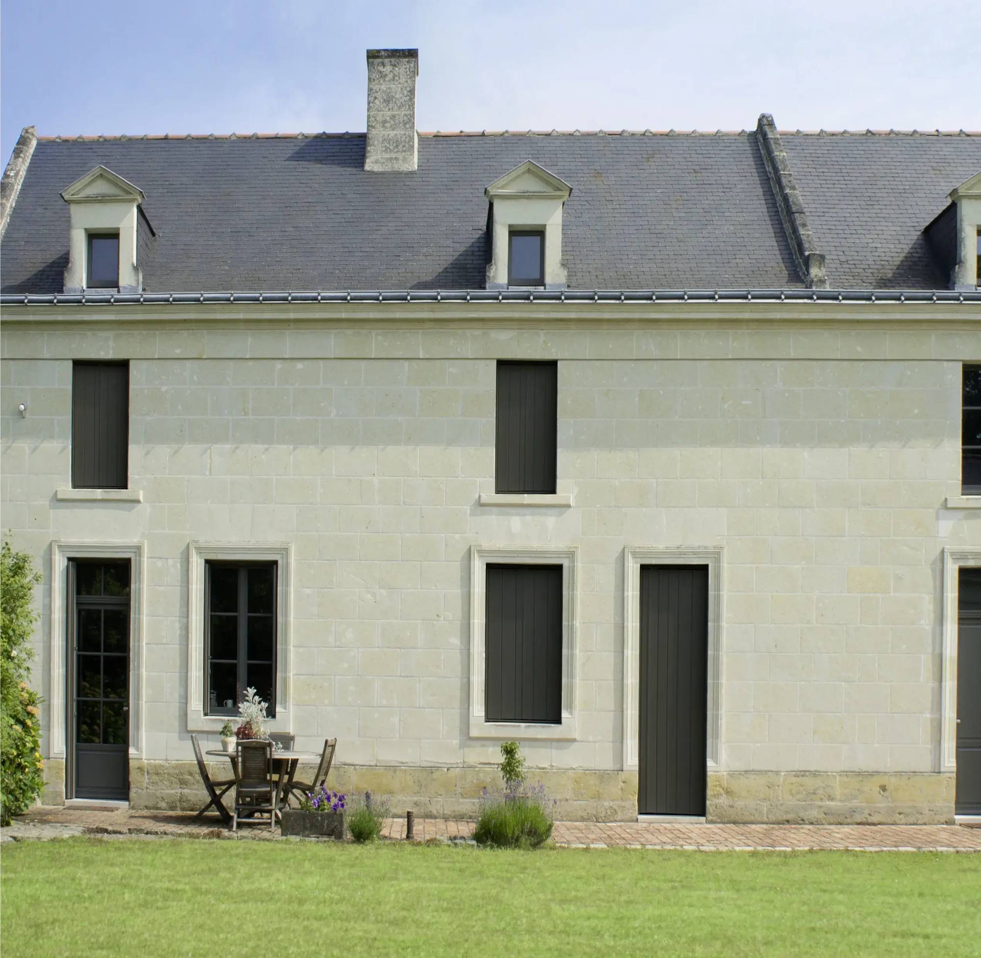 volet_maison_ancienne_1.webp