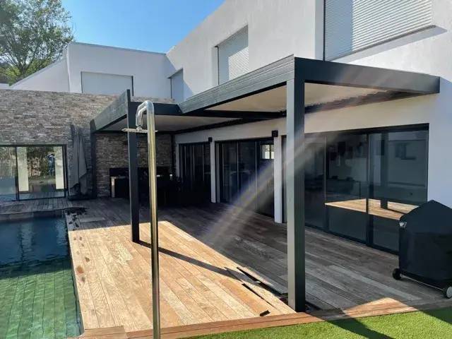 pergola_bioclimatique_pour_terrasse_adossee.webp